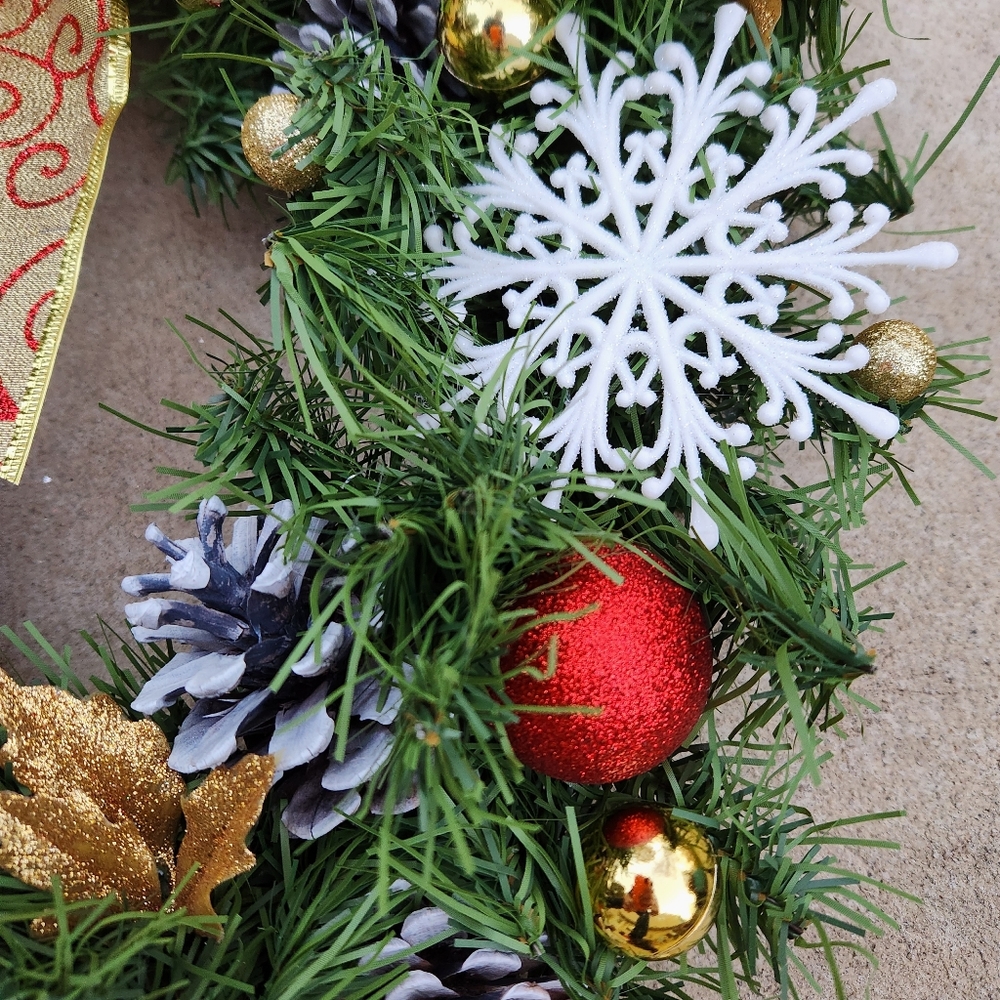 Handmade Snowflakes & Pinecones Santa Christmas Wreath - Picture 6 of 8